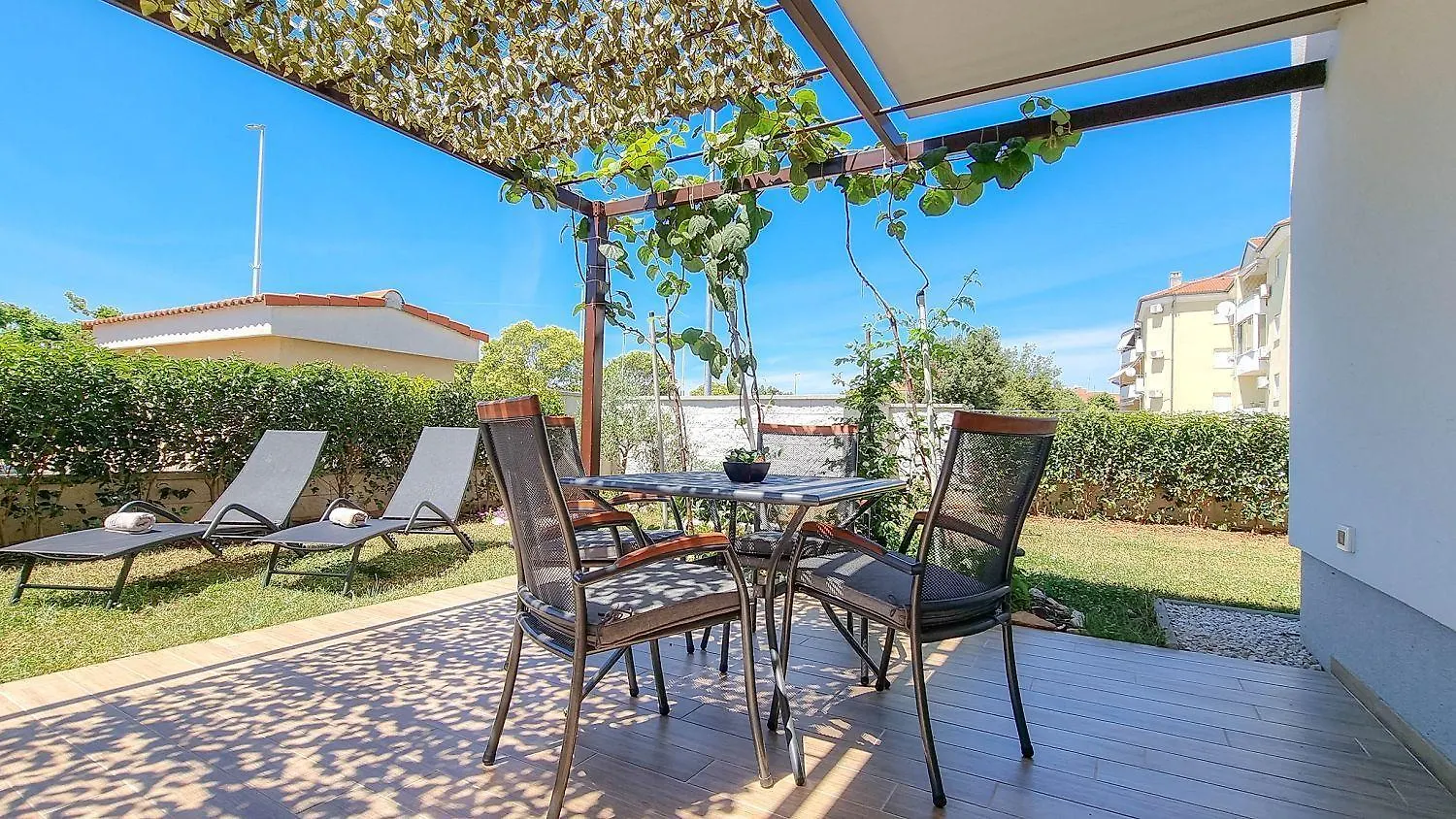Strandnahes Apartment Mit Meerblick, Mediterranem Garten, Liegen, Waschmaschine Umag