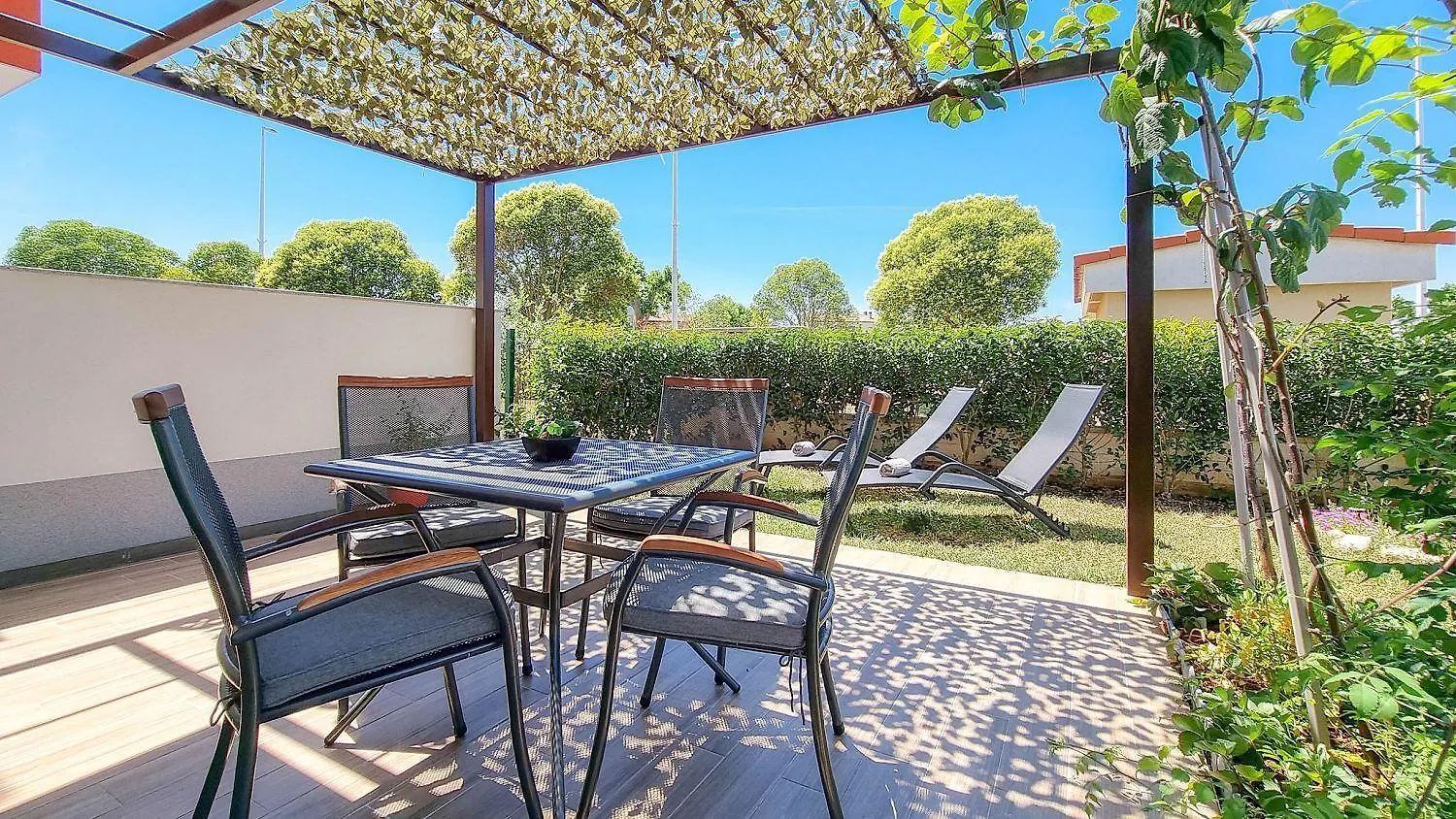Strandnahes Apartment Mit Meerblick, Mediterranem Garten, Liegen, Waschmaschine Umag