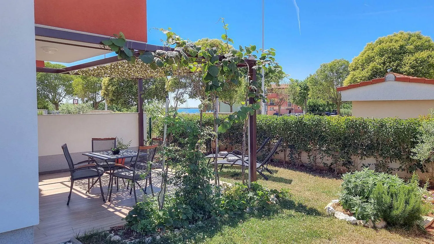 Strandnahes Apartment Mit Meerblick, Mediterranem Garten, Liegen, Waschmaschine Umag