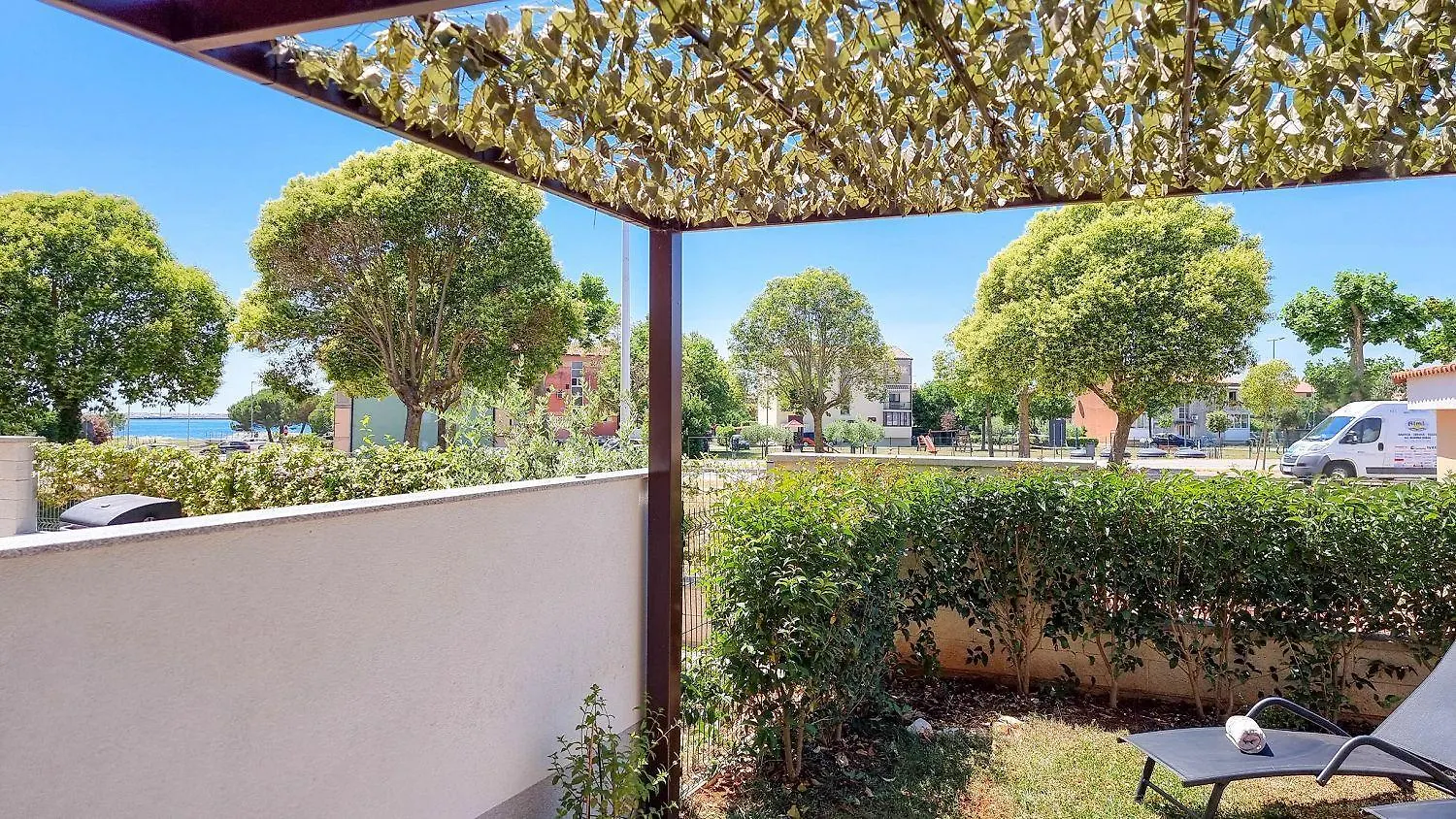 Strandnahes Apartment Mit Meerblick, Mediterranem Garten, Liegen, Waschmaschine Umag 0*,