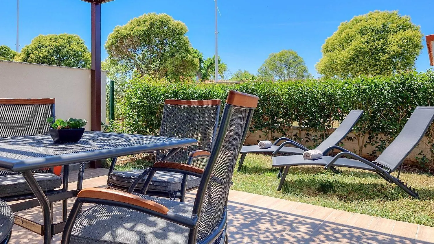 Strandnahes Apartment Mit Meerblick, Mediterranem Garten, Liegen, Waschmaschine Umag Croatia