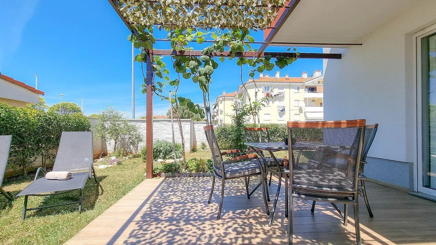 Strandnahes Apartment Mit Meerblick, Mediterranem Garten, Liegen, Waschmaschine Umag