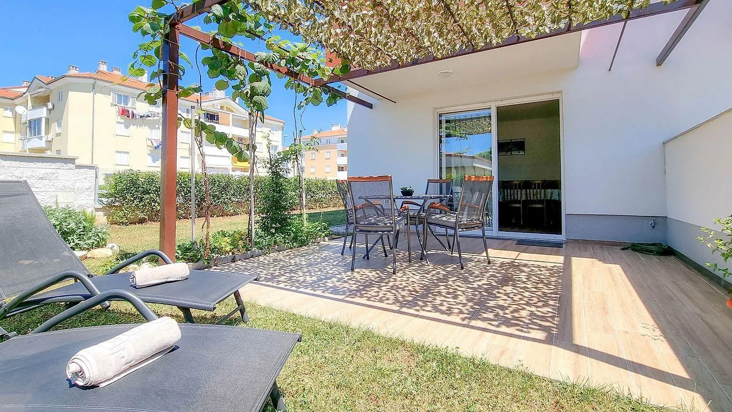 Strandnahes Apartment Mit Meerblick, Mediterranem Garten, Liegen, Waschmaschine Umag
